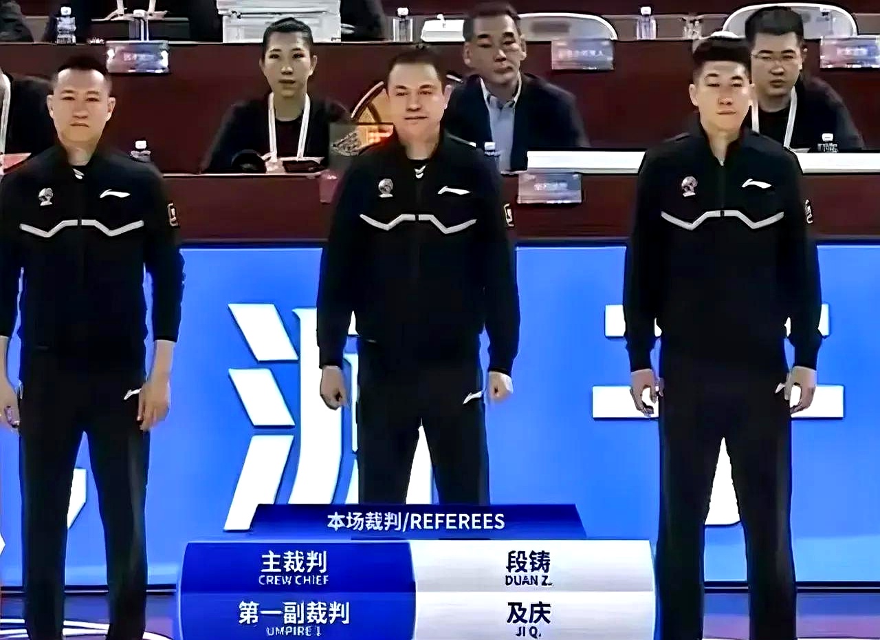 电竞国家队技术犯规送分，中国女排主帅怒摔战术板！